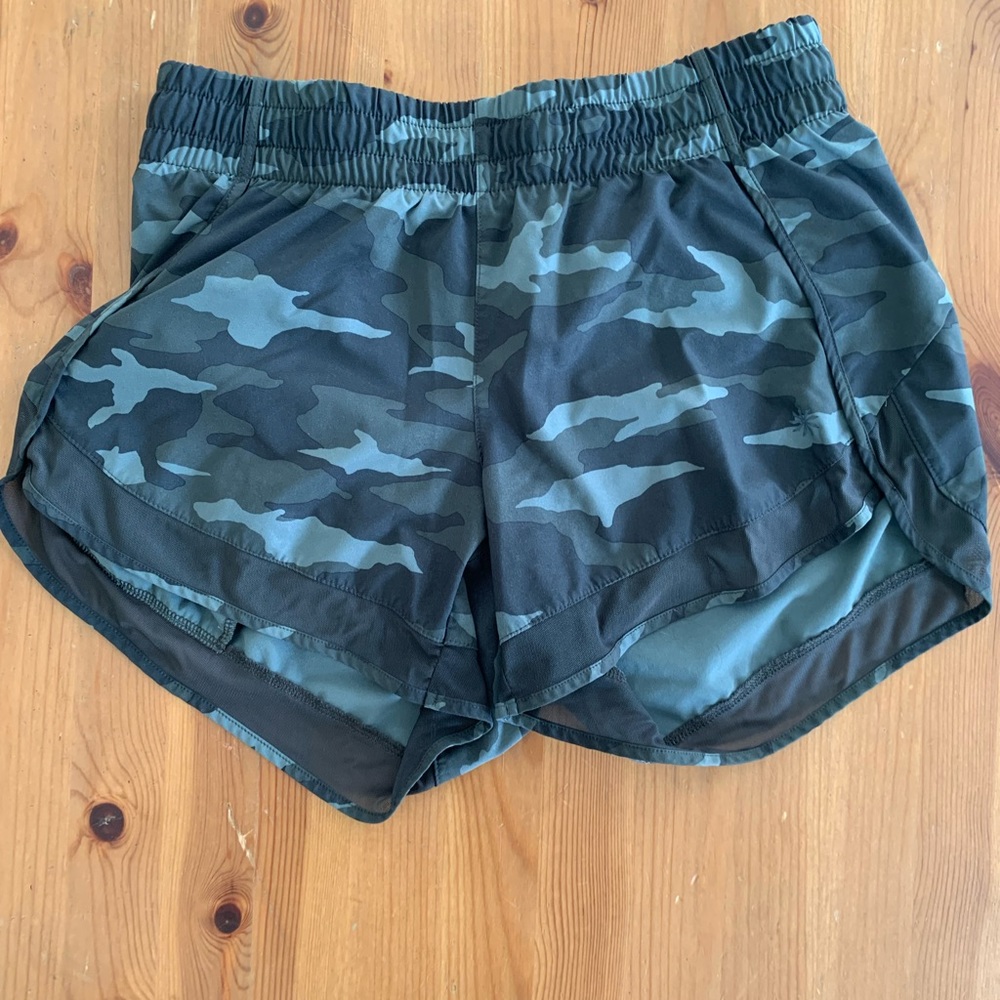 Athleta mesh racer run short in green camo with liner and adjustable drawstring.